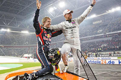 Sebastian Vettel und Michael Schumacher zusammen im Jahr 2011 bei einem Formel-1-Event.