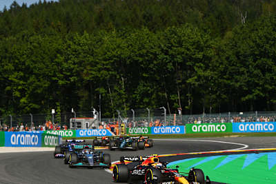 Max Verstappen roule sur le circuit de Spa-Francorchamps lors de son comeback au Grand Prix de Formule 1 de Belgique 2022.