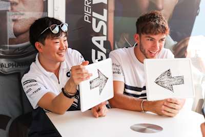 Yuki Tsunoda y Pierre Gasly, compañeros de equipo de F1 en AlphaTauri: un dúo muy unido dentro y fuera de la pista.