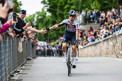 Primož Roglič de l'équipe cycliste Red Bull – BORA – hansgrohe salue la foule lors du Tour de France.
