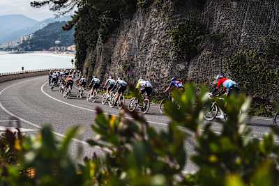 Les cyclistes de l'équipe Red Bull - BORA - hansgrohe en piste prennent un virage lors du Tour de France.