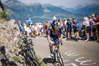 Marco Haller de Red Bull-Bora-Hansgrohe au col du Noyer lors de l'étape 17 entre Saint-Paul-Trois-Châteaux et Superdévoluy lors du 111e Tour de France le 17 juillet 2024. 