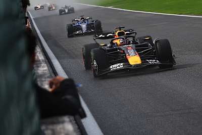 Max Verstappen (Red Bull Racing) devance Alexander Albon (Williams) sur le légendaire circuit de Spa-Francorchamps lors du Grand Prix de Formule 1 de Belgique 2025.