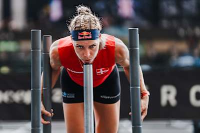 L'athlète danoise Ida Mathilde pousse un traîneau lors de l'épreuve du Sled Push en HYROX,.