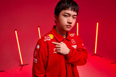 Keria, joueur professionnel de League of Legends et support de T1, pose dans le maillot rouge de son équipe, dont il est l'un des piliers sur la scène esport internationale.