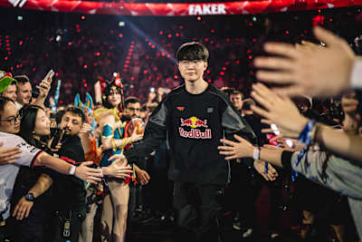 Faker, légende de League of Legends et joueur de T1, traverse une foule de fans.