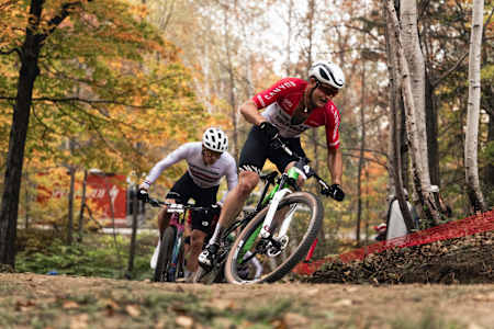 Der deutsche Radfahrer Luca Schwarzbauer fährt auf der Strecke des UCI 2023 Mountainbike Cross-Country-Weltcups in Mont-Saint-Anne, Kanada.