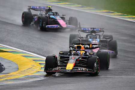 Der Niederländer Max Verstappen fährt vor dem Franzosen Esteban Ocon beim Großen Preis von Brasilien der Formel 1 2024 auf der Rennstrecke Autodromo Jose Carlos Pace in São Paulo.