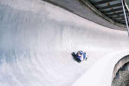 Valentina Margaglio s’entraîne sur une piste de skeleton.