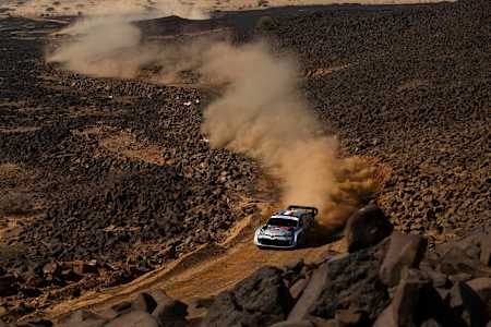 Sébastien Ogier et Vincent Landais (Toyota Gazoo Racing) roulent sur les routes rocailleuses du Rallye WRC d’Arabie Saoudite 2025, près de Djeddah.