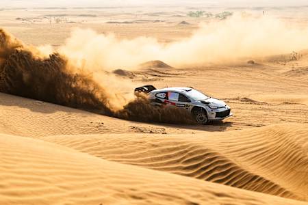 Sébastien Ogier roule dans le désert lors du Rallye WRC d'Arabie Saoudite 2025.