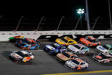 Shane Van Gisbergen roulent en tête lors de la course de NASCAR de Daytona Beach, aux États-Unis.