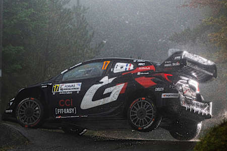 Le pilote Sébastien Ogier et son copilote Vincent Landais en action lors d'une manche du Championnat du monde des rallyes WRC.