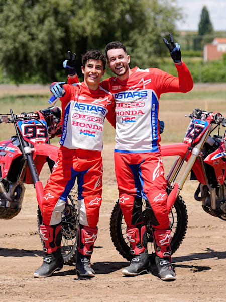 Marc Márquez y el streamer TheGrefg participan juntos en una sesión de motocross.