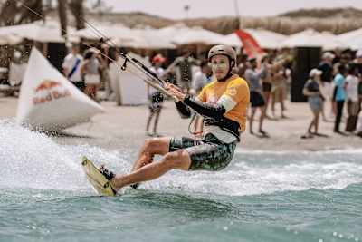 Un participant en kitesurf lors du Red Bull Winds of Sinai Qualifier à El Gouna, en Égypte, le 27 avril 2026.