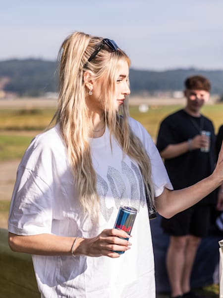 HoneyPuu bei einem Energy Break kurz vor Boarding.