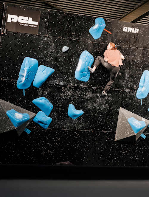 On December 15, 2025, Shauna Coxsey and Erin McNeice scale challenging routes at the PCL Test Event in Nijmegen, Netherlands