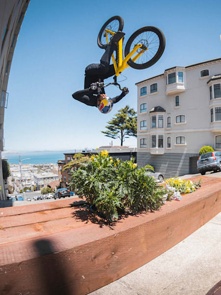 Danny MacAskill réalise un Bump Front Flip dans une rue de San Francisco, aux États-Unis, en avril 2022.