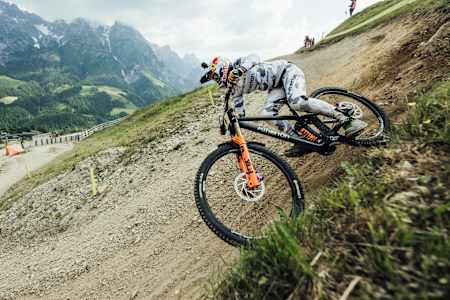 Rachel Atherton si esibisce alla UCI DH World Cup a Leogang, Austria, il 17 giugno 2023