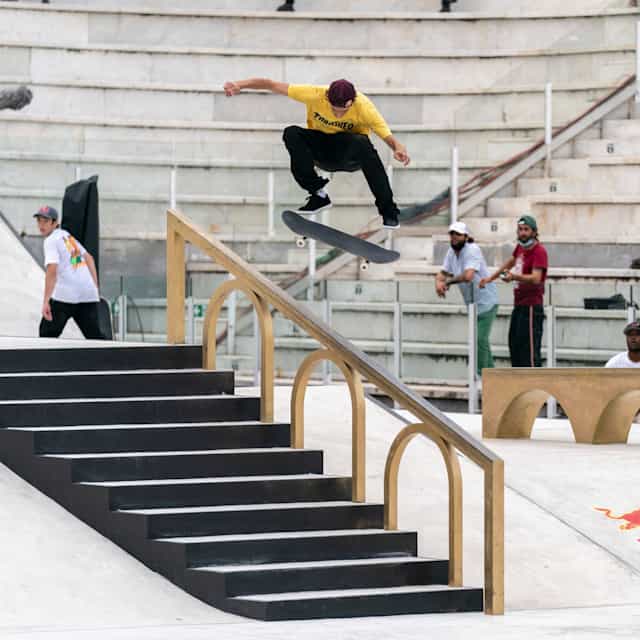 Ryan Decenzo zeigt einen Fs Flip während des Halbfinales bei den World Street Skate Championships in Rom, Italien, am 5. Juni 2021.