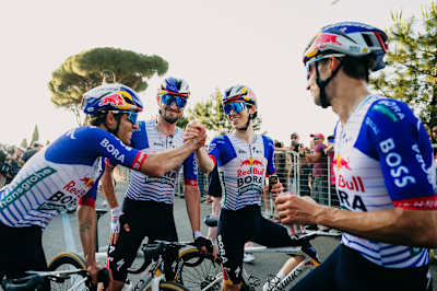 Les coureurs de l'équipe Red Bull - BORA - hansgrohe se préparent avant une étape du Tour de France.