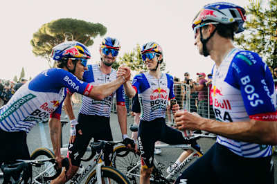 Les coureurs de l'équipe Red Bull - BORA - hansgrohe se préparent avant une étape du Tour de France.