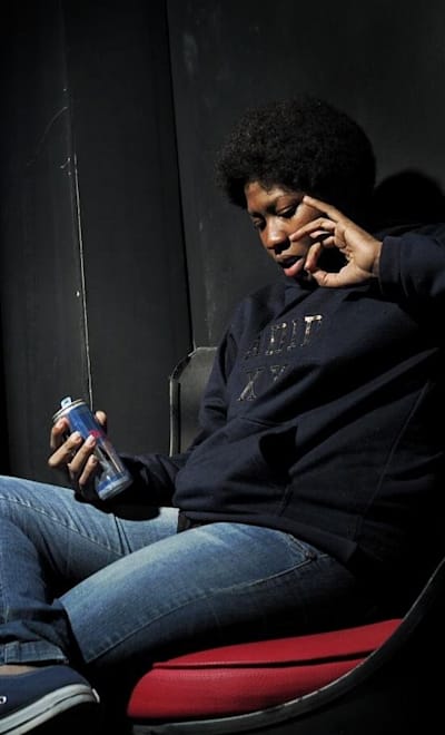 Momentos antes de iniciar la transmisión los MCs se concentran para dar sus mejores punchlines.