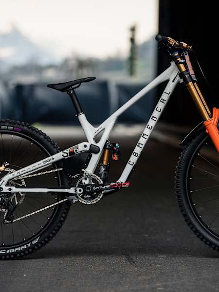 Commencal SUPREME DH V5：ミリアム・ニコルの2022シーズン用MTBを徹底