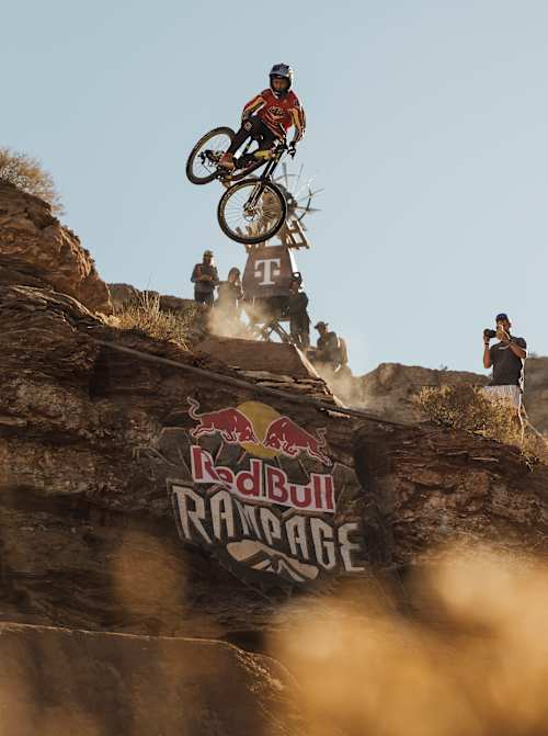 Jaxson Riddle s'envole en VTT à la Red Bull Rampage à Virgin, dans l'Utah, aux États-Unis, le 20 octobre 2022.
