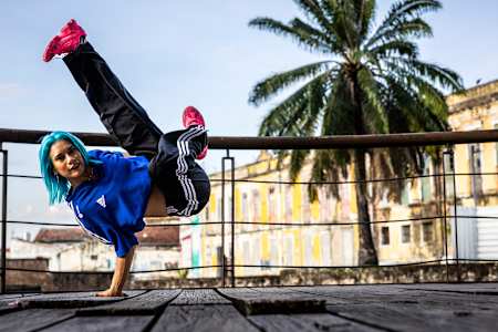 B-Girl Mini Japa mostra suas habilidades de breaking em Belém, Brasil