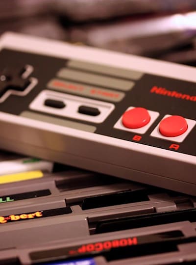 La manette légendaire de la console de jeux vidéo Nintendo NES.