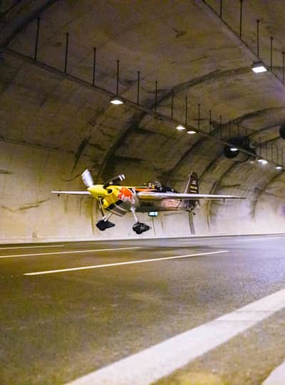 Dario Costa fliegt mit einem Flugzeug durch einen Tunnel.
