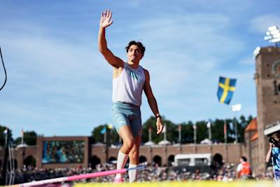 rmand Duplantis feiert seinen Sieg im Stabhochsprung bei der Diamond League in Stockholm 2026.