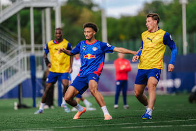 Tidiam Gomis im Training bei RB Leipzig mit Teamkollege Willi Orban.