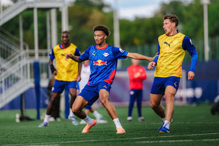 Tidiam Gomis im Training bei RB Leipzig mit Teamkollege Willi Orban.