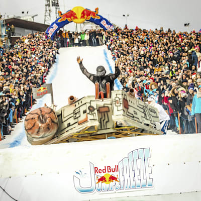 Súťažiaci počas Red Bull Jump & Freeze vo Vilniuse, Litve. 4. február 2018.
