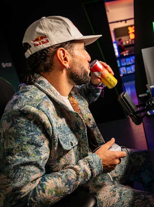 O jogador de futebol freestyle Sean Garnier joga EA Sports FC 26 em um evento de lançamento em Londres, em 17 de setembro de 2025.