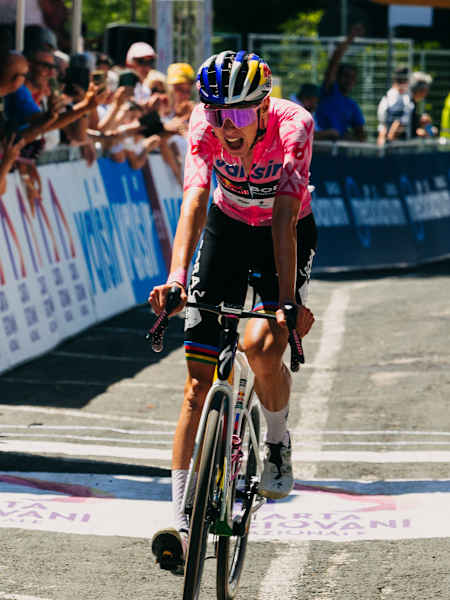 Lorenzo Finn al traguardo della settima tappa del Giro Next Gen 2026.