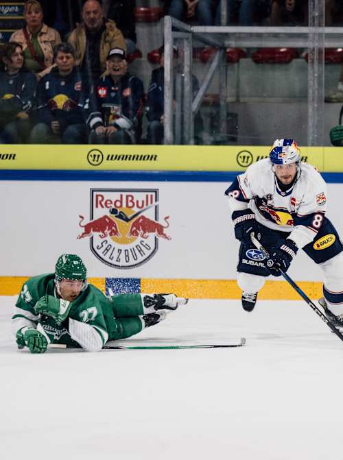 Samuel Guerra vom EV Zug und Mathias Böhm vom EC Red Bull Salzburg spielen Eishockey beim Red Bull Salute