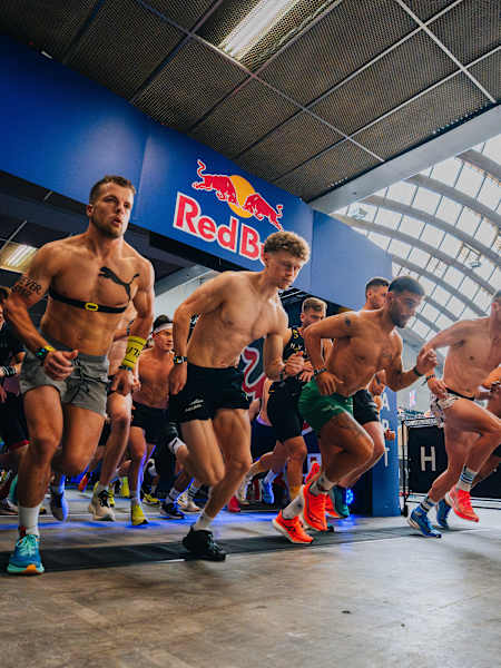 Los corredores comienzan en Hyrox bajo el arco Red Bull