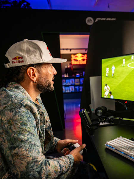 Séan Garnier podczas gry w EA FC 26