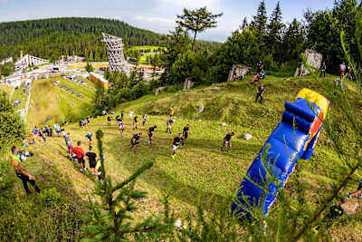 Des participants à la course Red Bull 400 de Štrbské Pleso, en Slovaquie.