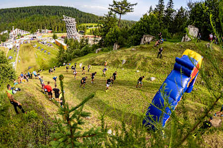 Des participants à la course Red Bull 400 de Štrbské Pleso, en Slovaquie.