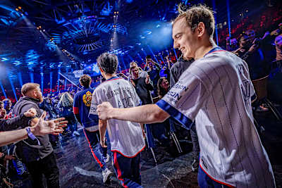 Caps et G2 Esports arrivent sur la scène des Worlds de League of Legends, sous les applaudissements du public.