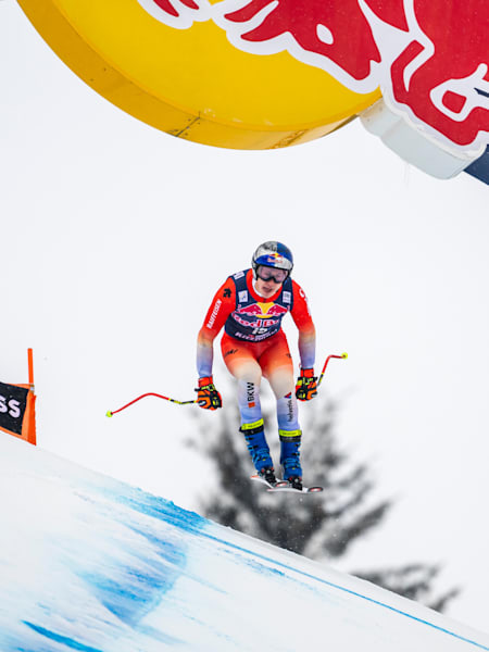 Der Schweizer Skirennfahrer Marco Odermatt fährt am 19. Januar 2023 die Streif in Kitzbühel, Österreich, hinunter.