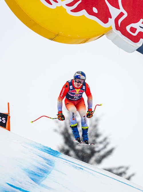 Der Schweizer Skirennfahrer Marco Odermatt fährt am 19. Januar 2023 die Streif in Kitzbühel, Österreich, hinunter.