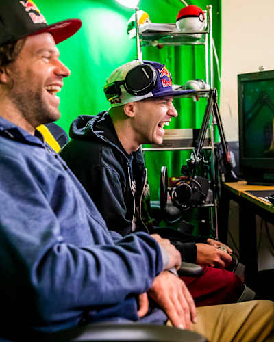 David "Grand POOBear" Hunt y John Jackson juegan en modo cooperativo de sofá en Nintendo Switch