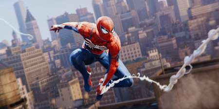 Screenshot aus Marvel's Spider-Man zeigt den Helden beim Schwinen durch New York City.