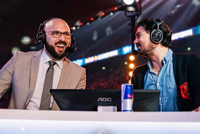 Les commentateurs Tweekz et Noi dans leurs œuvres lors du tournoi Red Bull League of Its Own à Paris.