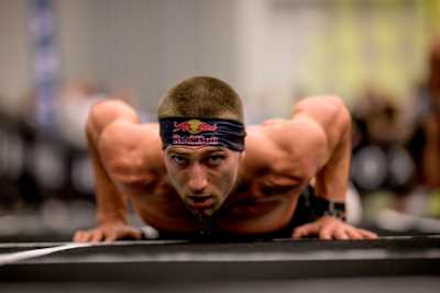 Un concurrent fait un burpee lors d'une compétition HYROX, condensé de fitness.